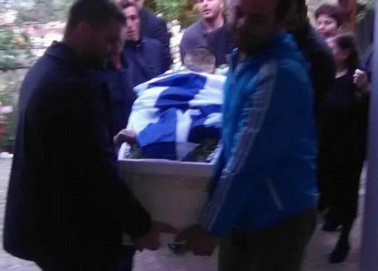 «Λεβέντη μου…» – Σπάει καρδιές ο θρήνος της μητέρας του Κωνσταντίνου Κατσίφα | tlife.gr