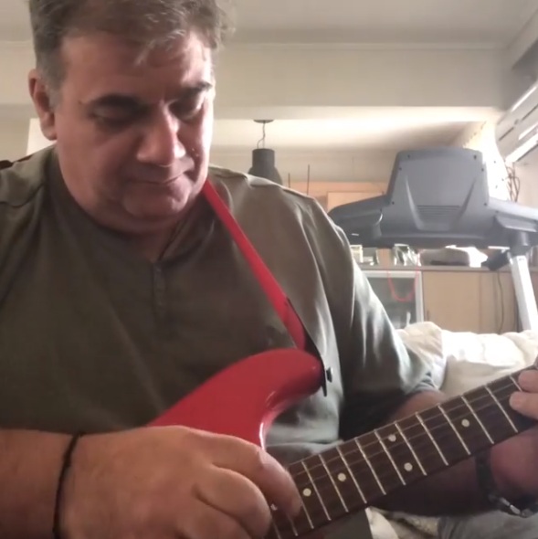 Ο Δημήτρης Σταρόβας σολάρει… με την κιθάρα του και είναι απλά υπέροχος! Video
