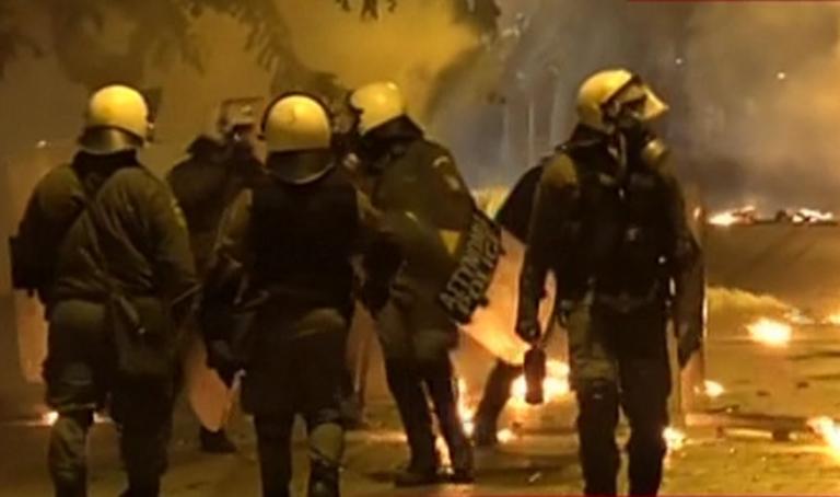 Επέτειος Πολυτεχνείου – Βροχή οι μολότοφ στα Εξάρχεια | tlife.gr Επέτειος Πολυτεχνείου – Βροχή οι μολότοφ στα Εξάρχεια | tlife.gr