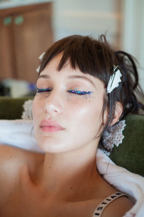 Αυτό το αυτοκόλλητο eyeliner με glitter είναι σχεδόν sold out! Και θα καταλάβεις γιατί! | tlife.gr Αυτό το αυτοκόλλητο eyeliner με glitter είναι σχεδόν sold out! Και θα καταλάβεις γιατί! | tlife.gr