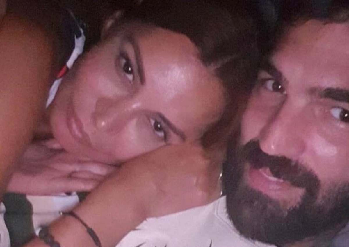 Δημήτρης Αλεξάνδρου – Μαρία Καλάβρια: Δες το Χριστουγεννιάτικο δέντρο που στόλισε το ερωτευμένο ζευγάρι! [video]