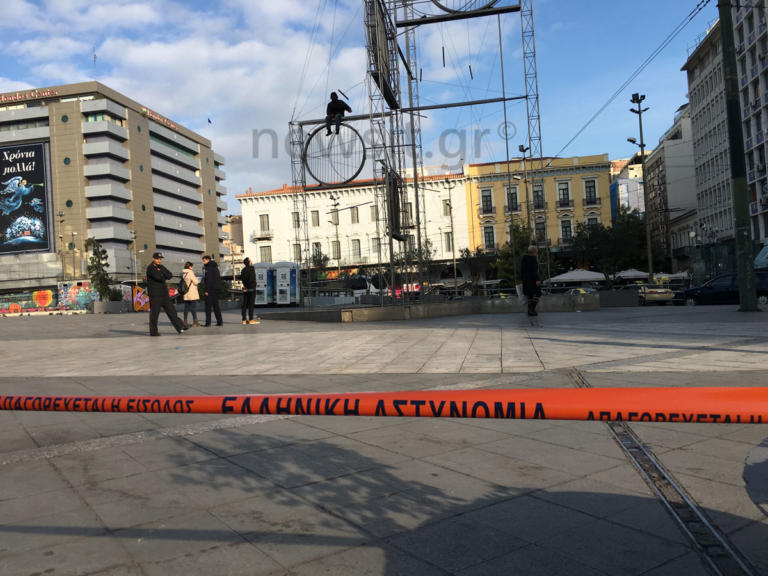 Άνδρας ανέβηκε στο γλυπτό στην Ομόνοια και απειλεί να πέσει | tlife.gr