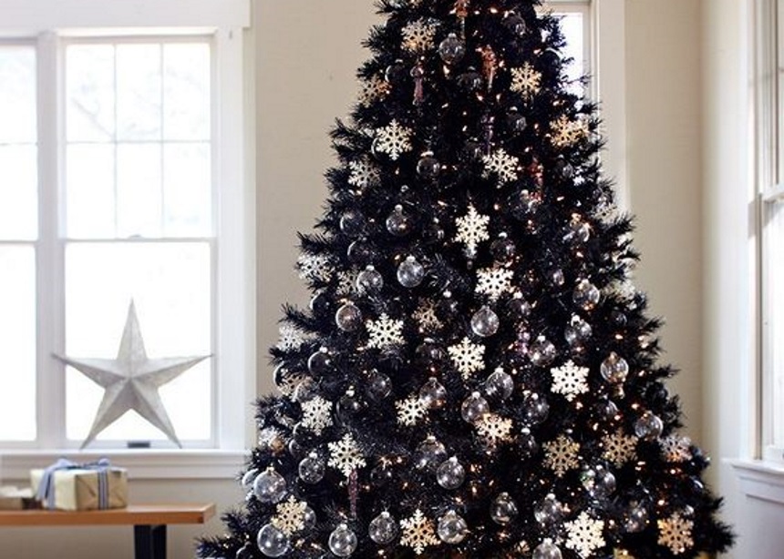 Back to Black: Το “little black” χριστουγεννιάτικο δέντρο είναι τάση και πρέπει να το δεις!