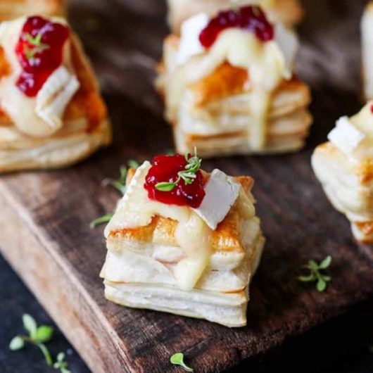 Σφολιατάκια με λιωμένο μπρι και μαρμελάδα cranberry | tlife.gr Σφολιατάκια με λιωμένο μπρι και μαρμελάδα cranberry | tlife.gr