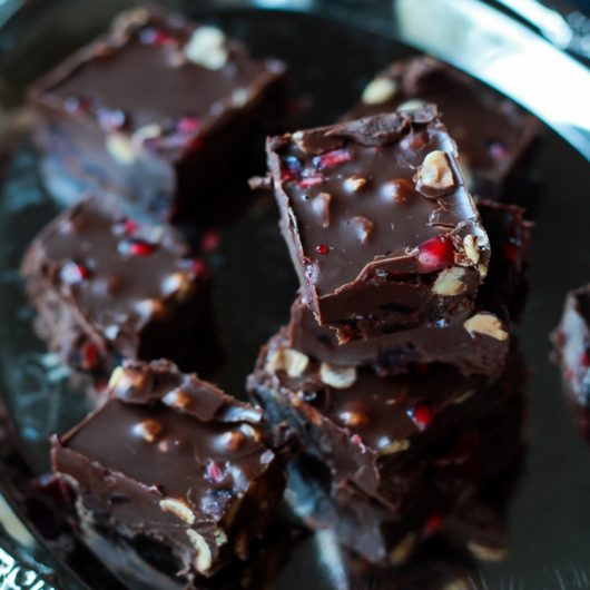 Fudge μαύρης σοκολάτας με ρόδι και φουντούκια | tlife.gr Fudge μαύρης σοκολάτας με ρόδι και φουντούκια | tlife.gr