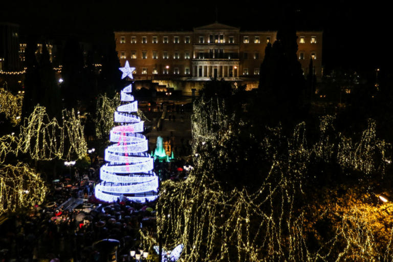 Φωταγωγήθηκε το χριστουγεννιάτικο δέντρο στην πλατεία Συντάγματος! [pics, video]