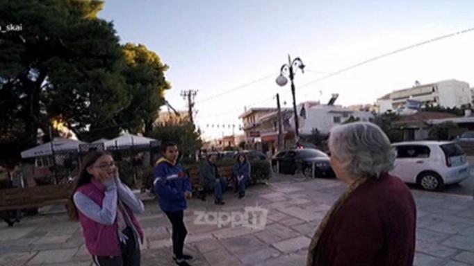 Άρχισε να τους αγκαλιάζει η Ελένη Γερασιμίδου στη μέση της πλατείας στην Παλλήνη! | tlife.gr