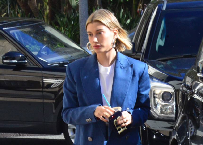 Η Hailey Baldwin φοράει ένα 80’s σακάκι με τον πιο cool τρόπο!