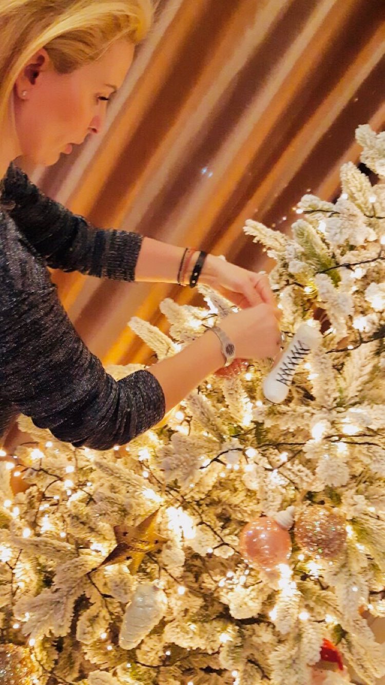 Μάγδα Τσέγκου: Μας δείχνει το στολισμένο, χριστουγεννιάτικο σαλόνι της! (εικόνες)