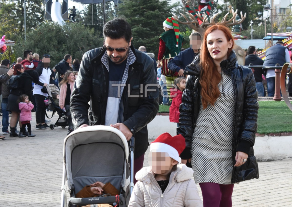 Γιώργος Χειμωνέτος: Βόλτα με την σύζυγο του και τα παιδιά τους στο χριστουγεννιάτικο χωριό! [pics]