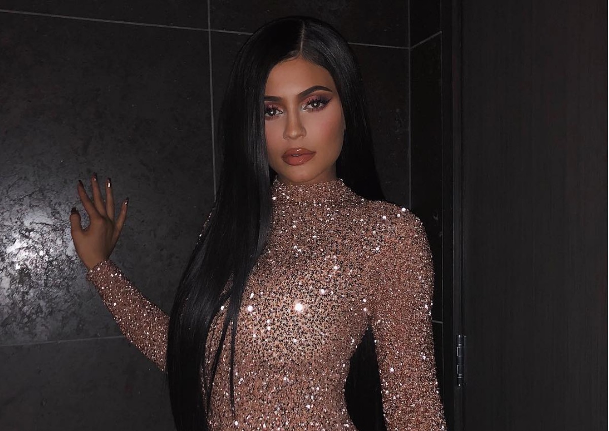 Kylie Jenner: Το εντυπωσιακό χρυσό δέντρο που στόλισε! [pic&vid]