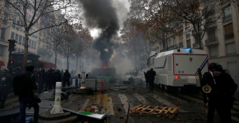 Με την πλάτη στον τοίχο ο Μακρόν, μετά τις σκηνές χάους στο Παρίσι! Έκτακτη σύσκεψη στο Ελιζέ | tlife.gr Με την πλάτη στον τοίχο ο Μακρόν, μετά τις σκηνές χάους στο Παρίσι! Έκτακτη σύσκεψη στο Ελιζέ | tlife.gr