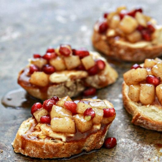 Χριστουγεννιάτικα crostini με αχλάδι και ρόδι σε μπαχαρικά | tlife.gr Χριστουγεννιάτικα crostini με αχλάδι και ρόδι σε μπαχαρικά | tlife.gr