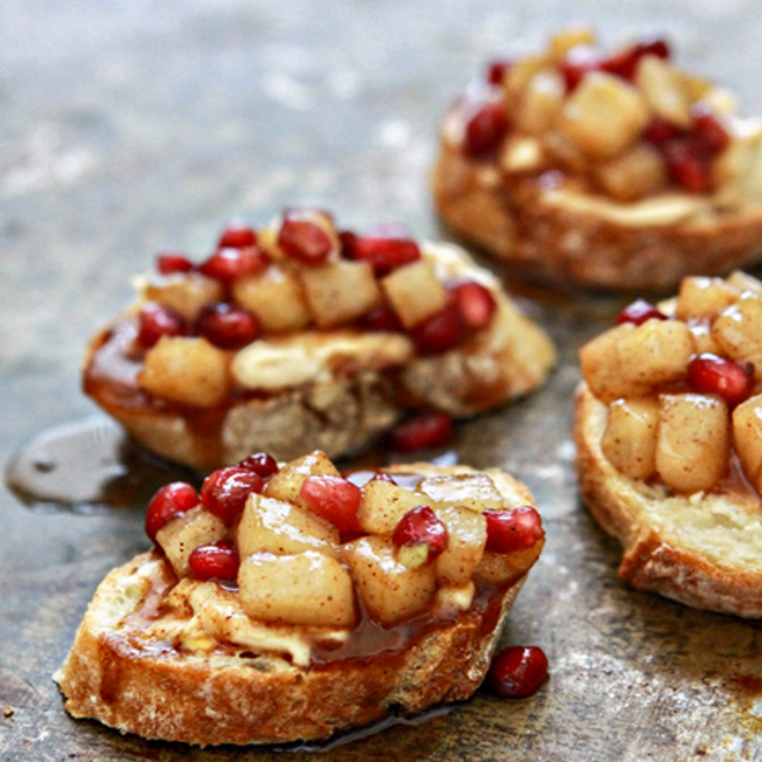 Χριστουγεννιάτικα crostini με αχλάδι και ρόδι σε μπαχαρικά