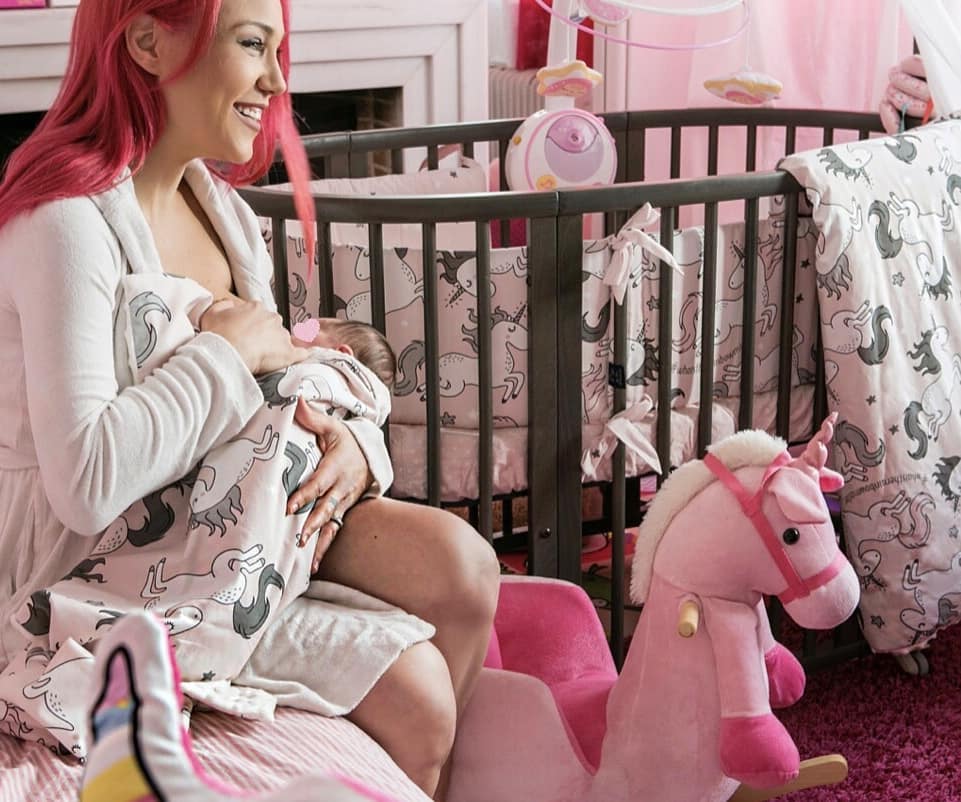 Πηνελόπη Αναστασοπούλου: Θηλάζει τη νεογέννητη κόρη της μέσα στο ροζ παιδικό δωμάτιό της! (εικόνα)