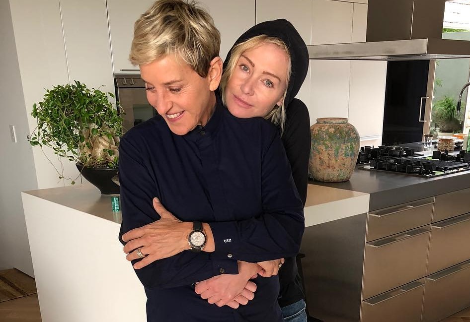 Ellen DeGeneres:  Η σύζυγός της μας δείχνει το χριστουγεννιάτικο δέντρο στο σαλόνι τους! Ποιο γεγονός γιόρτασαν; [pic]