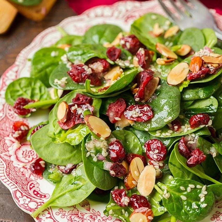 Σαλάτα με baby σπανάκι, cranberries και dressing σουσαμιού