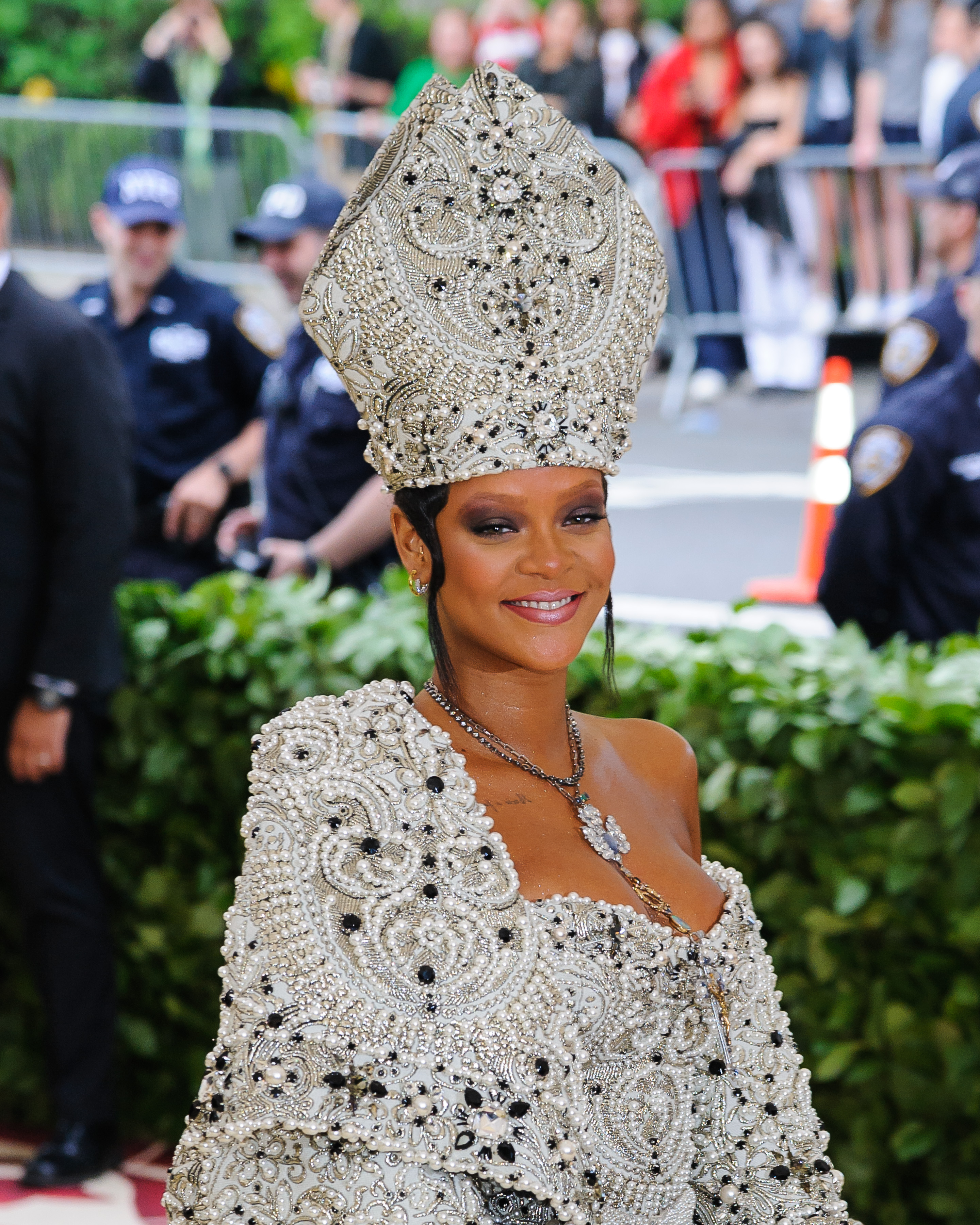 Το story πίσω από τα ξανθά φρύδια της Rihanna στο Met Gala!