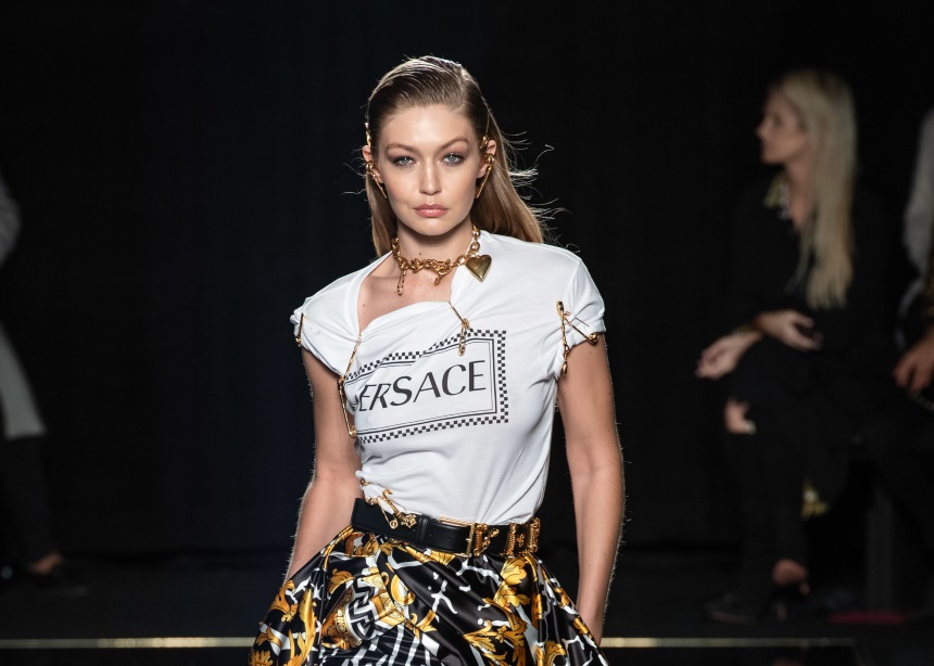 Versace: Το pre – fall show με τα εντυπωσιακά prints και χρώματα και οι stylish σταρ στο fornt row