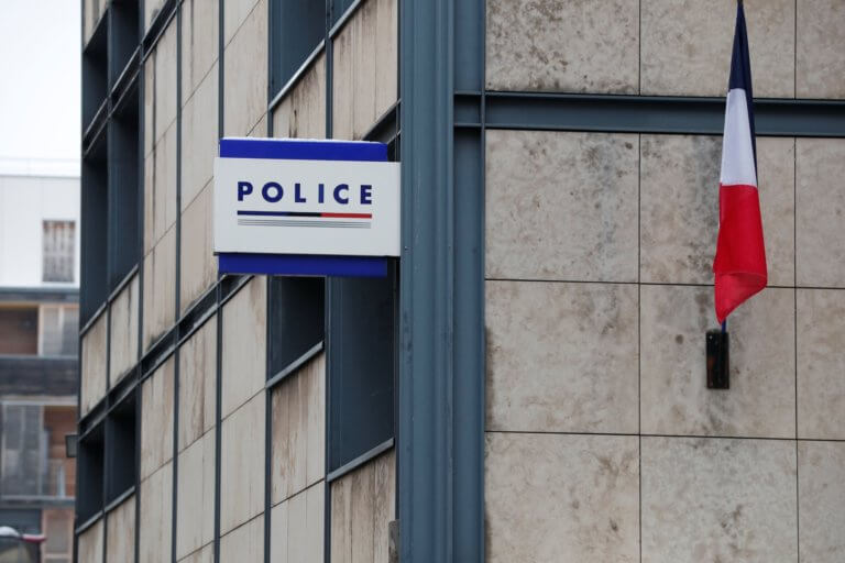 Παρίσι: Μικρός μαθητής πυροβόλησε στο διάλειμμα με το όπλο του αστυνομικού πατέρα του | tlife.gr Παρίσι: Μικρός μαθητής πυροβόλησε στο διάλειμμα με το όπλο του αστυνομικού πατέρα του | tlife.gr