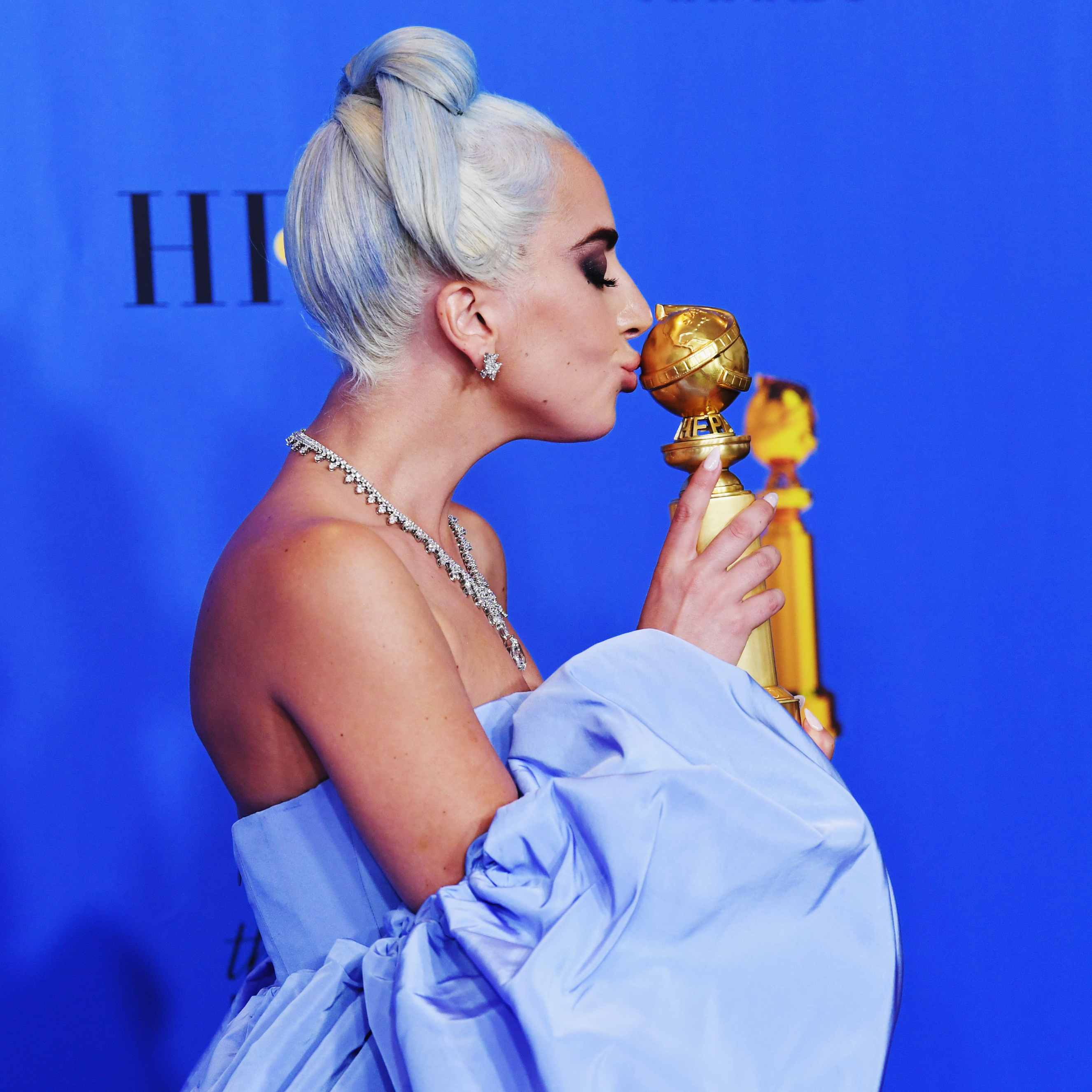 Η Lady Gaga έβαψε τα μαλλιά της γαλάζια για τα Golden Globes!