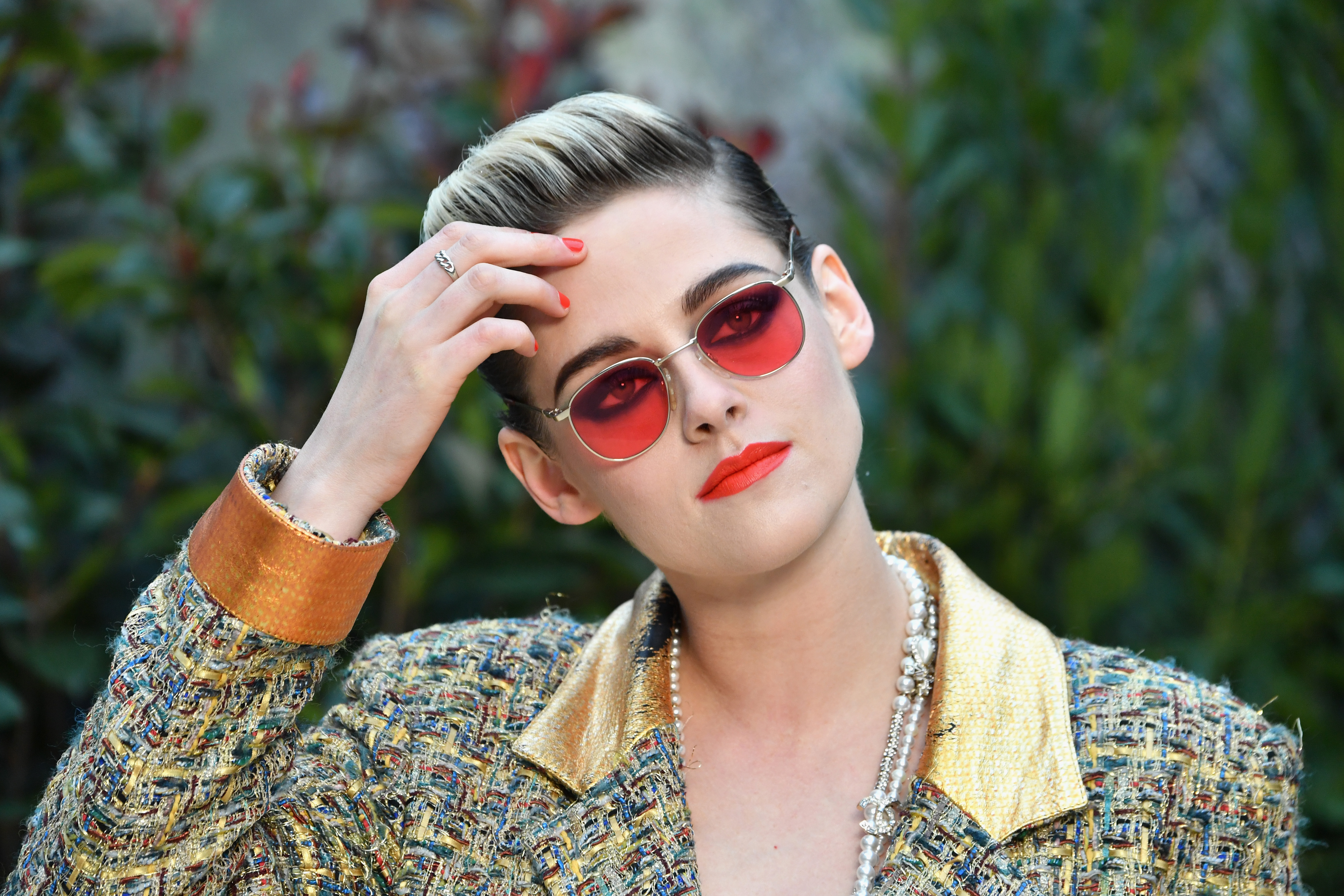 Η Kristen Stewart σέταρε το κραγιόν με τα γυαλιά της στο show της Chanel (αλλά περίμενε μέχρι να τα βγάλει)!