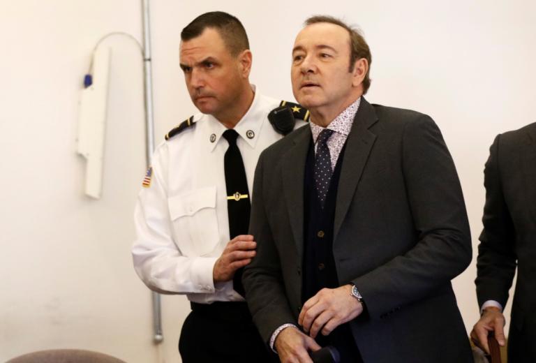 Kevin Spacey: Δήλωσε αθώος στο ξεκίνημα της δίκης για σεξουαλική παρενόχληση 18χρονου – video | tlife.gr Kevin Spacey: Δήλωσε αθώος στο ξεκίνημα της δίκης για σεξουαλική παρενόχληση 18χρονου – video | tlife.gr