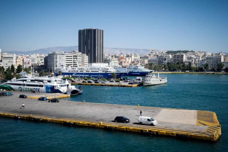 Νεκρός άνδρας στον Πειραιά – Έπεσε με το αυτοκίνητο στο λιμάνι | tlife.gr Νεκρός άνδρας στον Πειραιά – Έπεσε με το αυτοκίνητο στο λιμάνι | tlife.gr