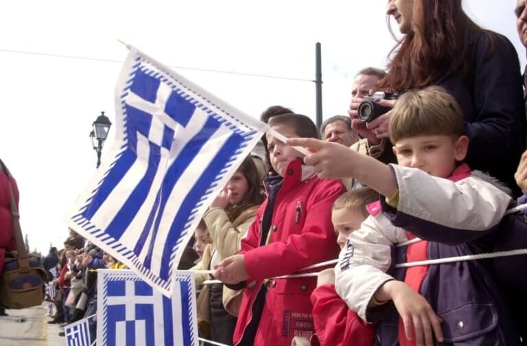 Γεννάτε γιατί χανόμαστε – Μειώθηκε ο πληθυσμός της Ελλάδας την τελευταία δεκαετία