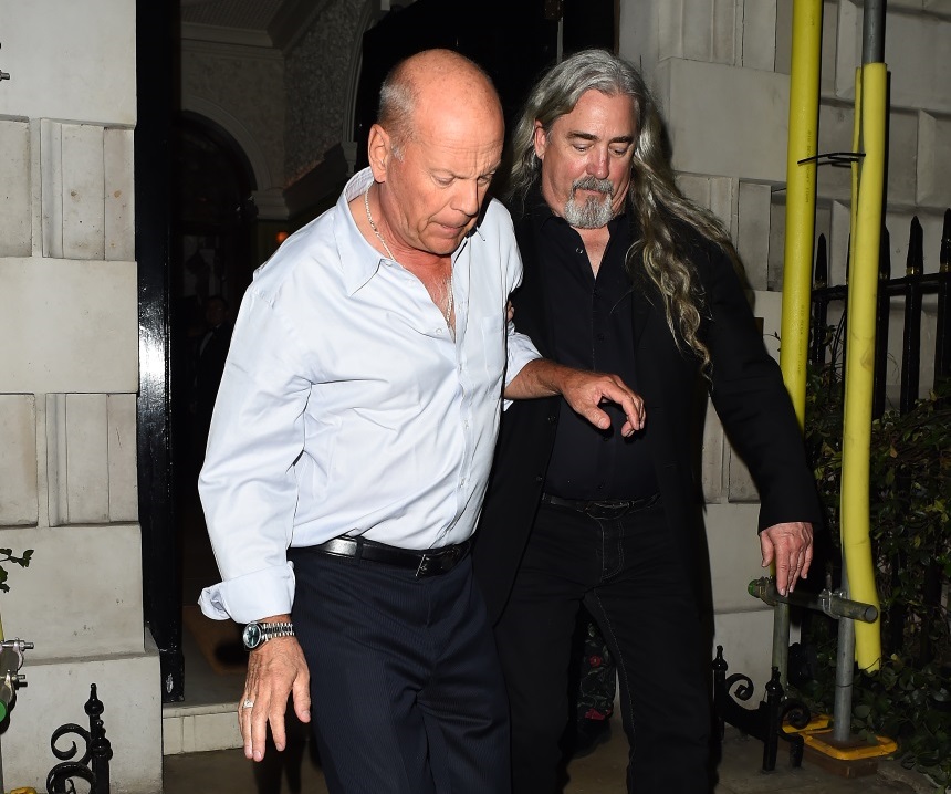 Ο Bruce Willis όπως δεν τον έχεις ξαναδεί! Υποβασταζόμενος από τους σωματοφύλακες του στο Λονδίνο – Φωτογραφίες