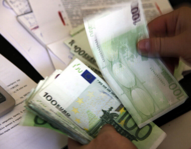 Βόμβα για τα δώρα σε Δημόσιο και ΔΕΚΟ – Οι αγωγές που πρέπει να γίνουν για τα αναδρομικά από το 2013 | tlife.gr Βόμβα για τα δώρα σε Δημόσιο και ΔΕΚΟ – Οι αγωγές που πρέπει να γίνουν για τα αναδρομικά από το 2013 | tlife.gr