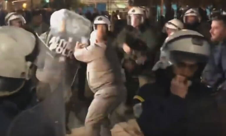 Θεσσαλονίκη: Ένταση, χημικά και ξύλο έξω από το Μέγαρο Μουσικής – Συνθήματα κατά του Προκόπη Παυλόπουλου – video