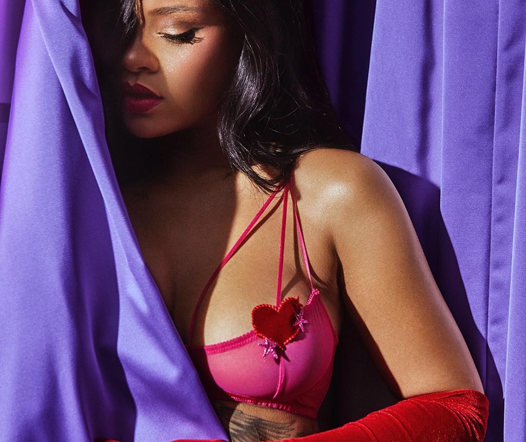Rihanna: Νέα καυτή φωτογράφιση με σέξι εσώρουχα! [pics]