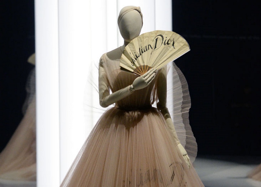 Christian Dior: Μια μεγάλη έκθεση με couture gowns και φορέματα από τη βασιλική οικογένεια