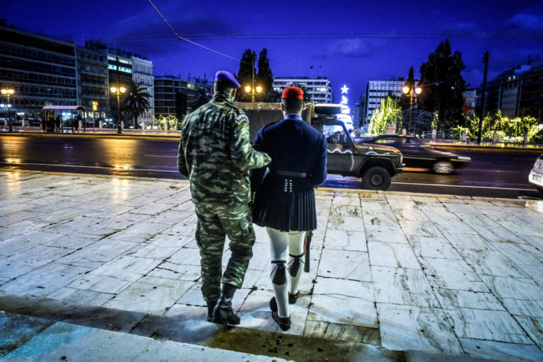Με τζιπ η αλλαγή φρουράς στον Άγνωστο Στρατιώτη – Συγκινητικές εικόνες | tlife.gr Με τζιπ η αλλαγή φρουράς στον Άγνωστο Στρατιώτη – Συγκινητικές εικόνες | tlife.gr