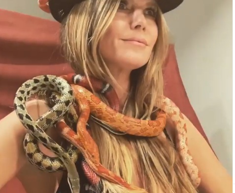 Η Heidi Klum ζωσμένη κυριολεκτικά με φίδια για χάρη του GNTM! Video | tlife.gr Η Heidi Klum ζωσμένη κυριολεκτικά με φίδια για χάρη του GNTM! Video | tlife.gr