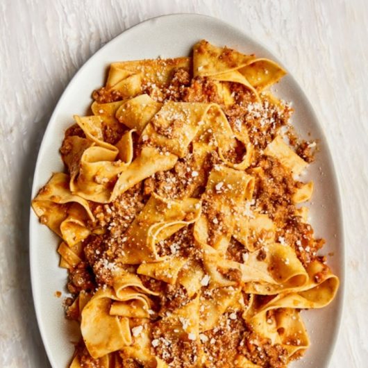 Αυθεντική σιγομαγειρεμένη bolognese με παπαρδέλες | tlife.gr Αυθεντική σιγομαγειρεμένη bolognese με παπαρδέλες | tlife.gr