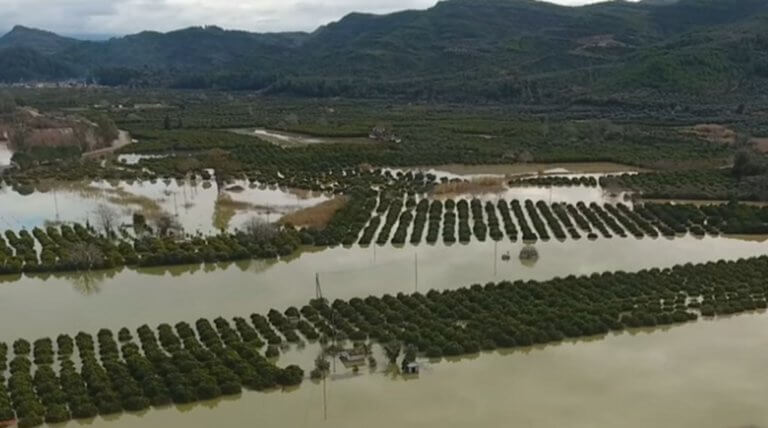 Καιρός: Πλημμύρες, κατολισθήσεις και εκκενώσεις σπιτιών στην Ηλεία – Βυθισμένοι στις λάσπες και την απελπισία! | tlife.gr Καιρός: Πλημμύρες, κατολισθήσεις και εκκενώσεις σπιτιών στην Ηλεία – Βυθισμένοι στις λάσπες και την απελπισία! | tlife.gr