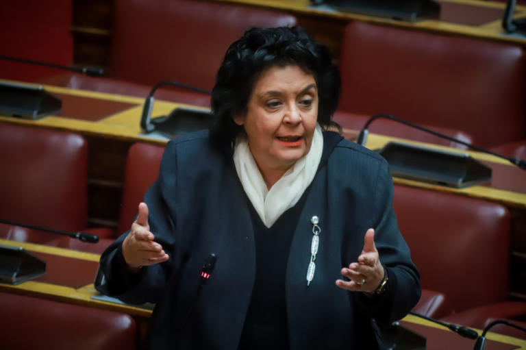 Πήρε φωτιά εν κινήσει το αυτοκίνητο της Λιάνας Κανέλλη | tlife.gr