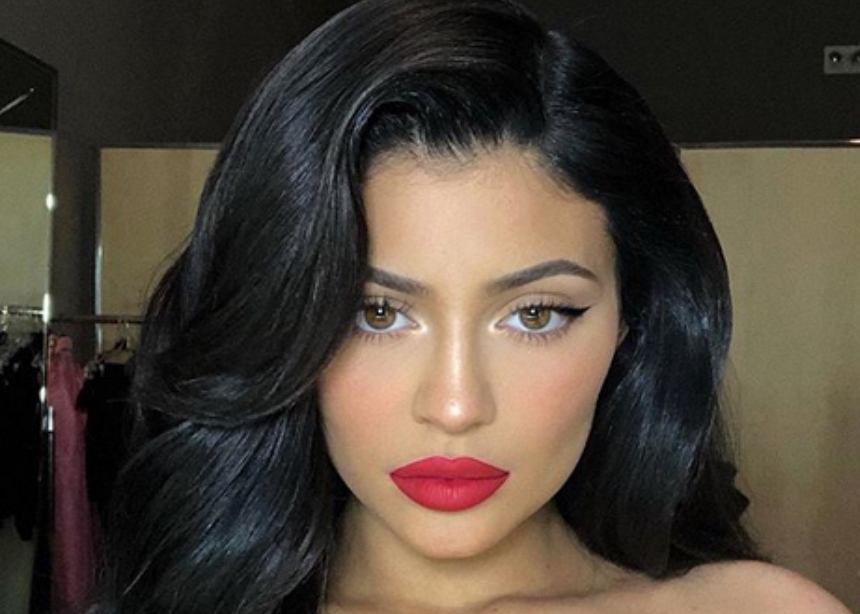 H Kylie Jenner με κόκκινα μαλλιά στην νέα καμπάνια της για τον Άγιο Βαλεντίνο!