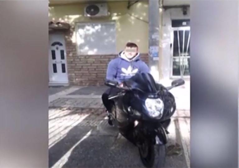 Έγκλημα στον Πειραιά: Τα πρώτα λόγια του δράστη όταν παραδόθηκε στους αστυνομικούς | tlife.gr