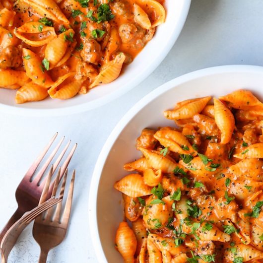 Pasta με κρέμα από πιπεριά Φλωρίνης και λουκάνικο | tlife.gr Pasta με κρέμα από πιπεριά Φλωρίνης και λουκάνικο | tlife.gr