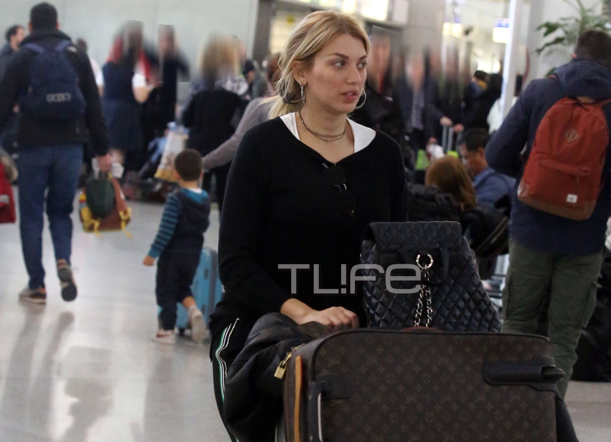 Κωνσταντίνα Σπυροπούλου: Με casual look στο αεροδρόμιο λίγο πριν αναχωρήσει για την Νέα Υόρκη! [pics]
