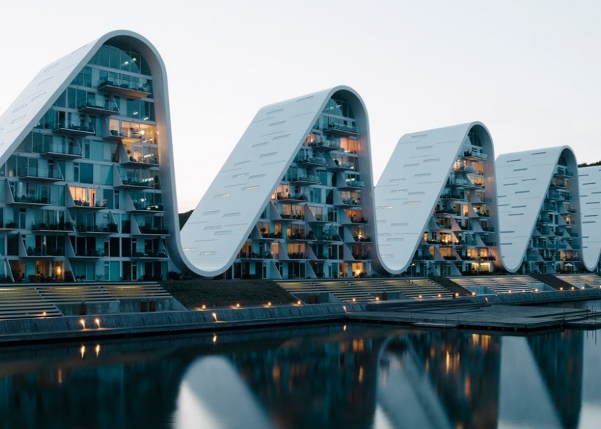 The Wave: Η “πολύπαθη” ιστορία κατασκευής ενός εμβληματικού κτιρίου της Δανίας