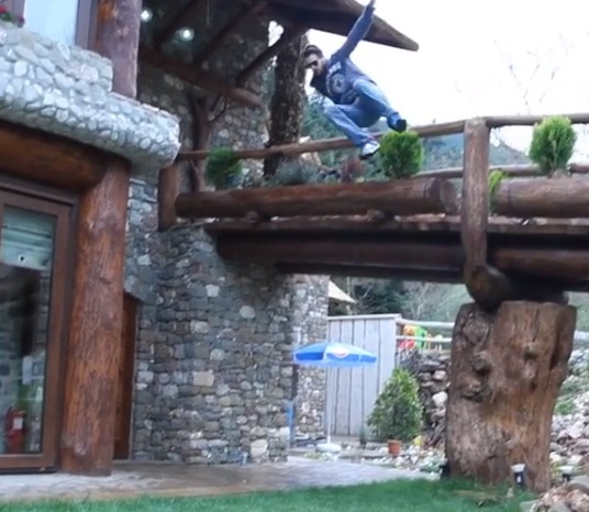 Αποστόλης Τότσικας: Κάνει… παρκούρ και εντυπωσιάζει πηδώντας στο έδαφος από γέφυρα! video