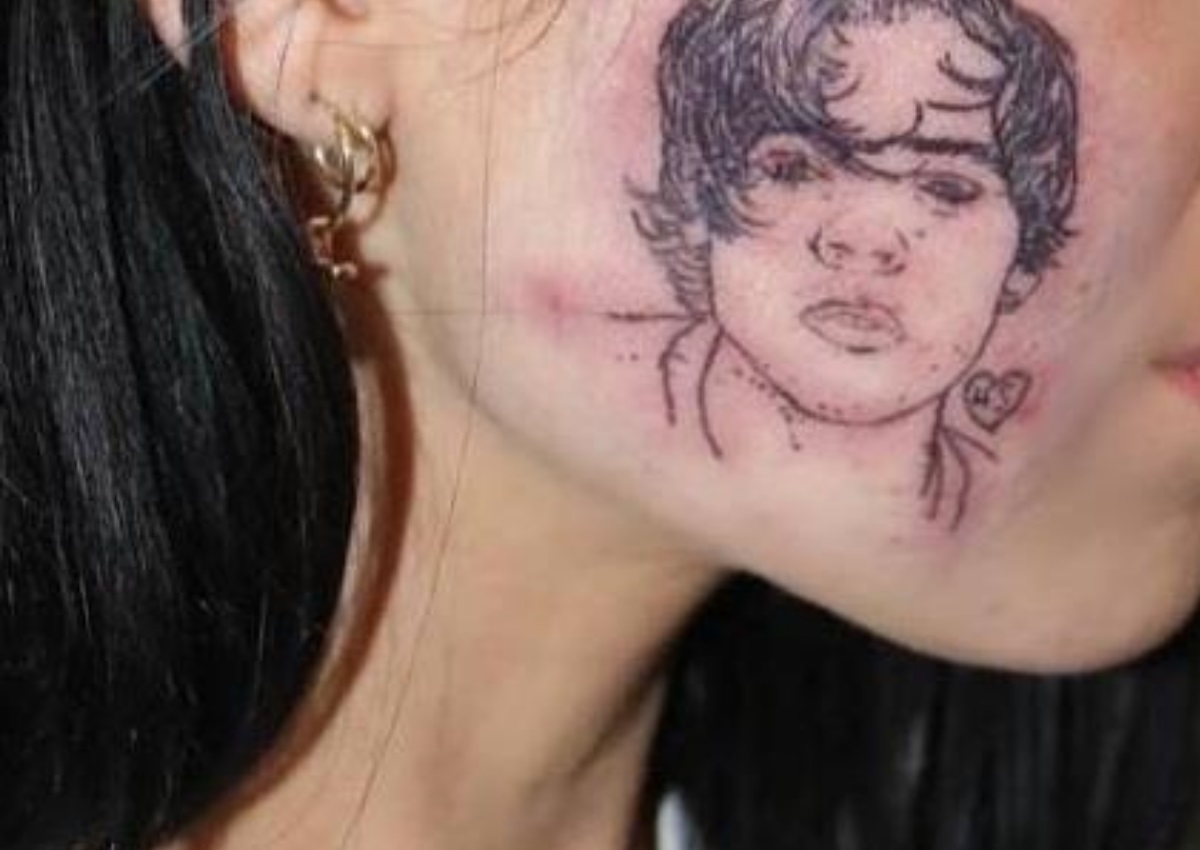 Τραγουδίστρια κατέστρεψε το πρόσωπό της! Έκανε στο μάγουλό της, τατουάζ με διάσημο τραγουδιστή ! [pic]