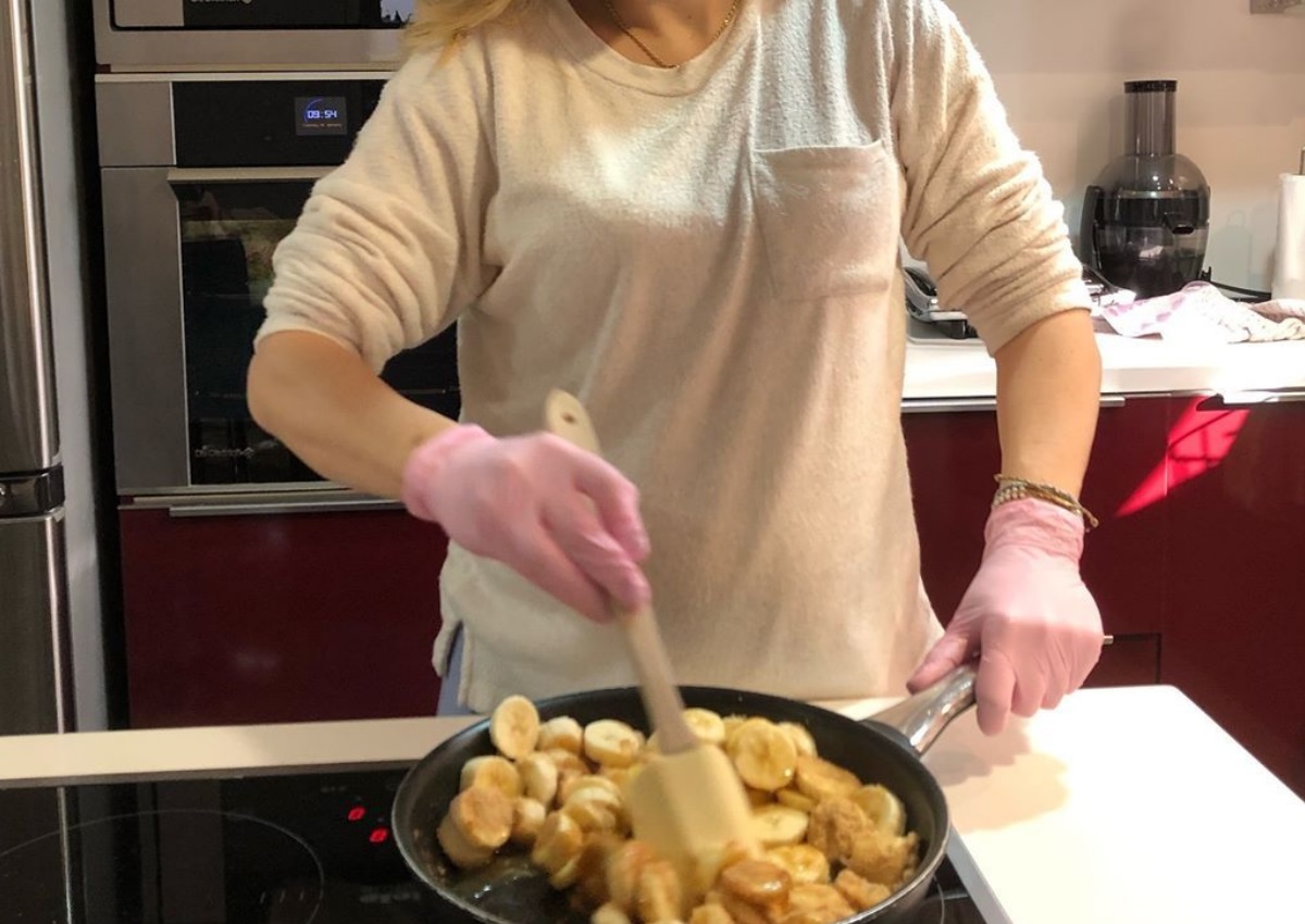 H εγκυμονούσα παρουσιάστρια μπήκε πρωί πρωί στην κουζίνα για να φτιάξει κέικ μπανάνα! (pic)