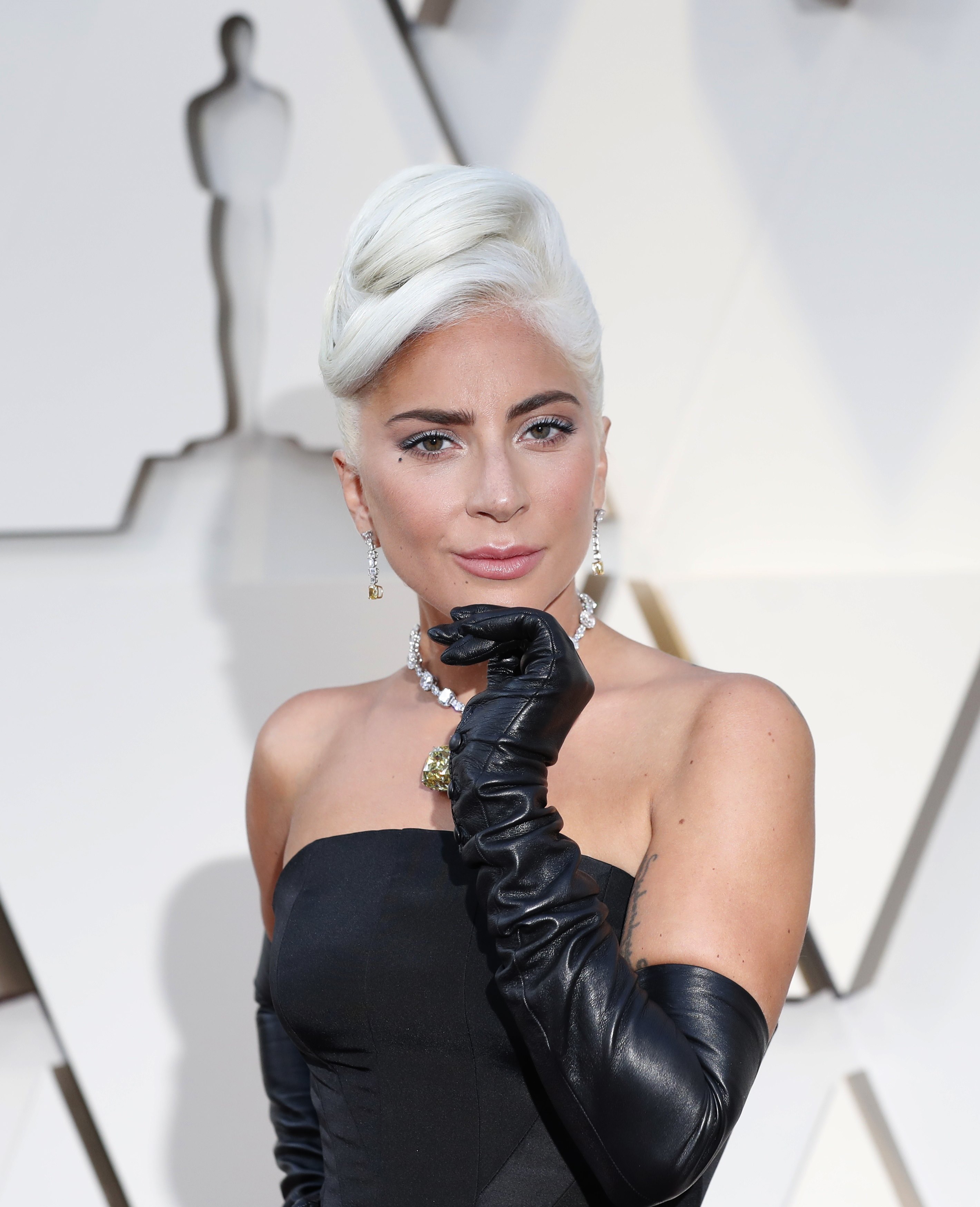 Πρέπει να δεις το χτένισμα της Lady Gaga στα Όσκαρ από όλες τις γωνίες!