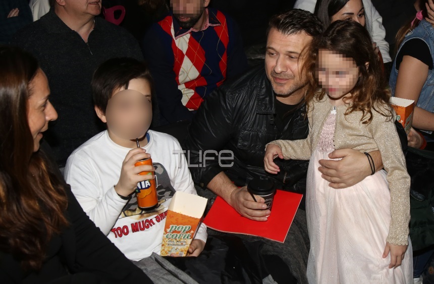 Γιάννης Πλούταρχος – Πέγκυ Ζήνα: Στο θέατρο με τα παιδιά τους! (εικόνες)
