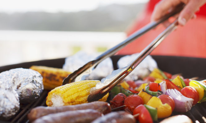 Τσικνοπέμπτη: Τα μυστικά για υγιεινό ψήσιμο στα κάρβουνα